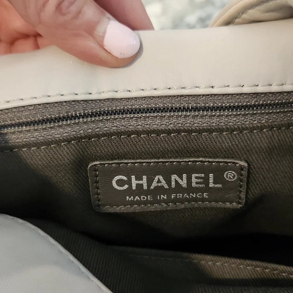 RARE CHANEL Vintage Lambskin Handbag - Picture 10 of 15